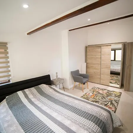 Central Shumi 69 Apartment *